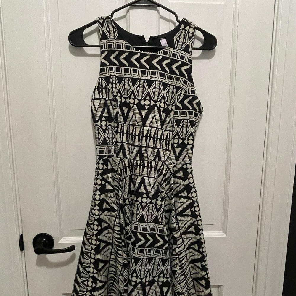 Black and white patterned knee length dress, medium